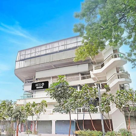 Super Hotel O Navrangpura Cg Road Formerly Hotel Yugraj Ахмедабад Экстерьер фото