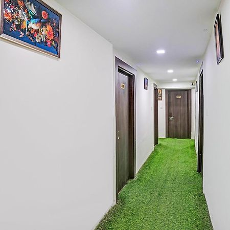 Super Hotel O Navrangpura Cg Road Formerly Hotel Yugraj Ахмедабад Экстерьер фото