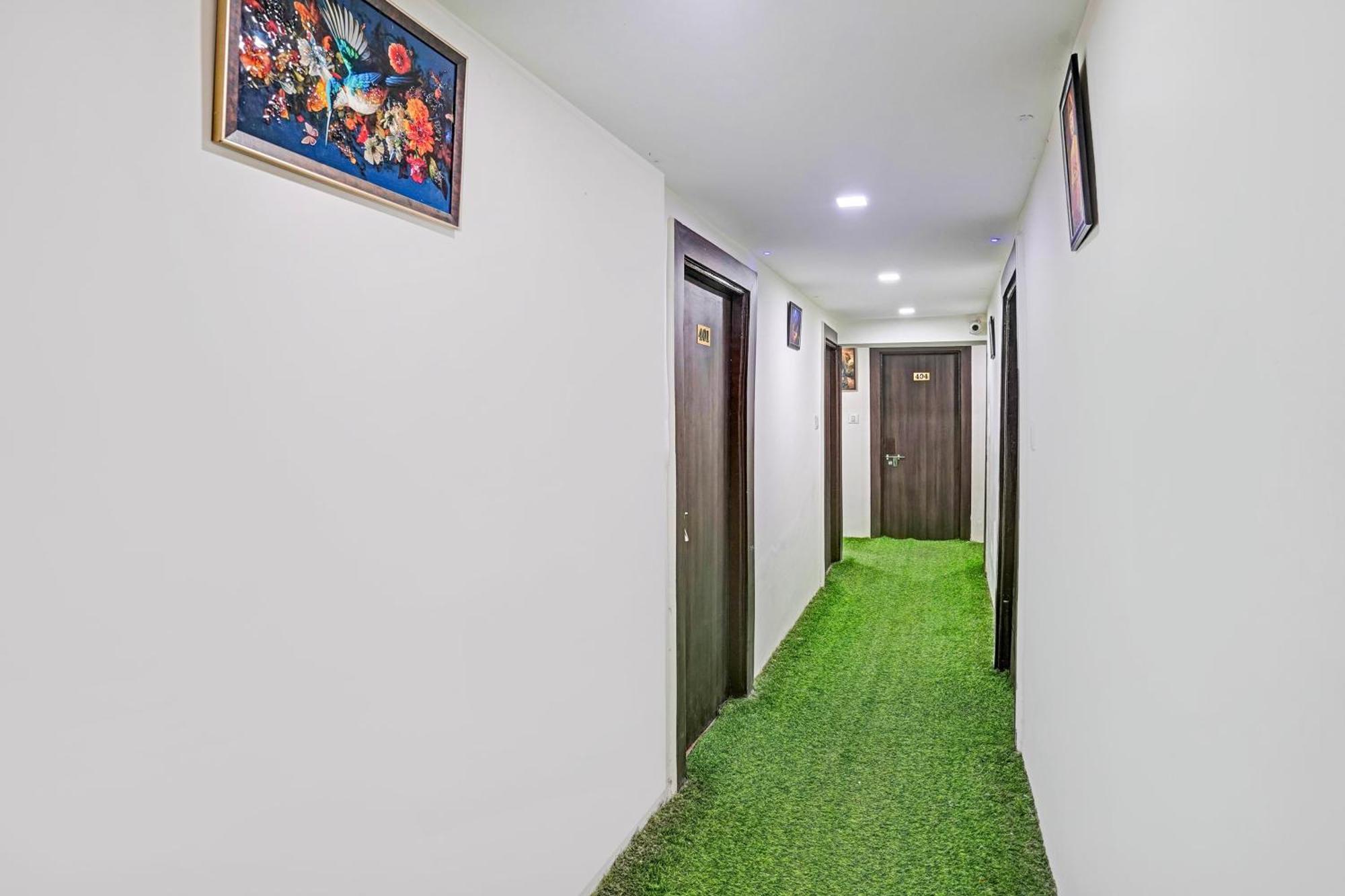 Super Hotel O Navrangpura Cg Road Formerly Hotel Yugraj Ахмедабад Экстерьер фото