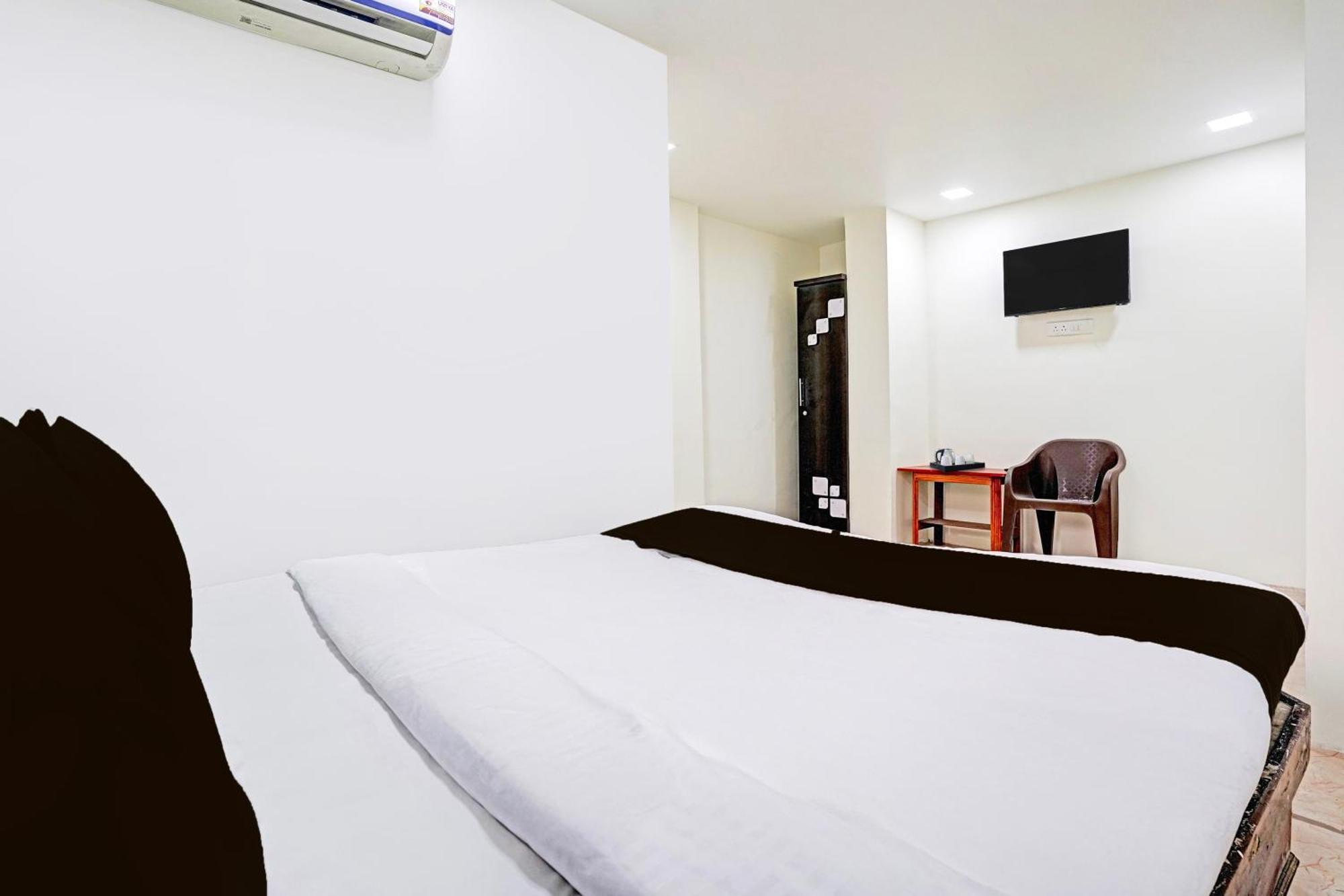 Super Hotel O Navrangpura Cg Road Formerly Hotel Yugraj Ахмедабад Экстерьер фото