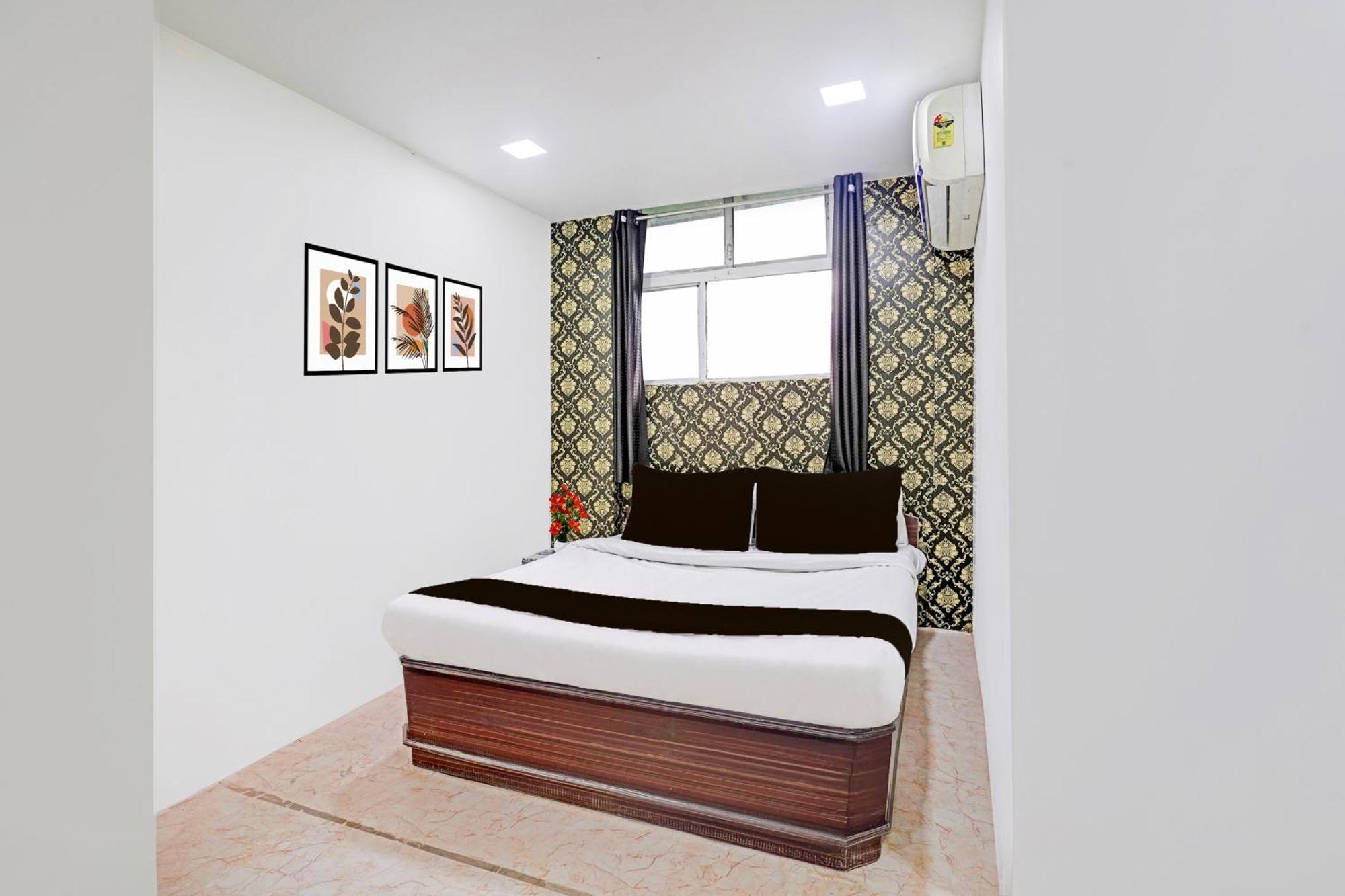 Super Hotel O Navrangpura Cg Road Formerly Hotel Yugraj Ахмедабад Экстерьер фото