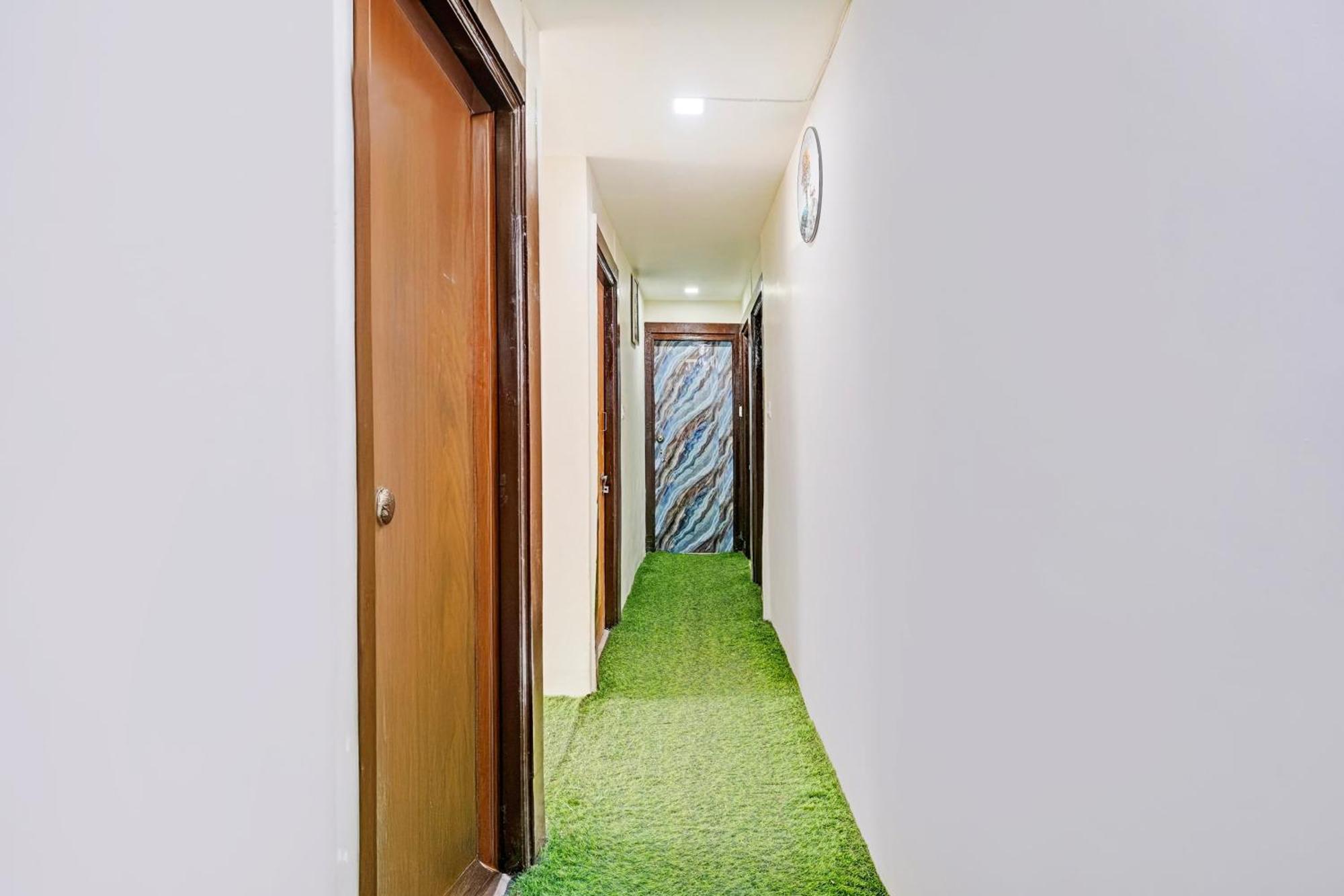 Super Hotel O Navrangpura Cg Road Formerly Hotel Yugraj Ахмедабад Экстерьер фото