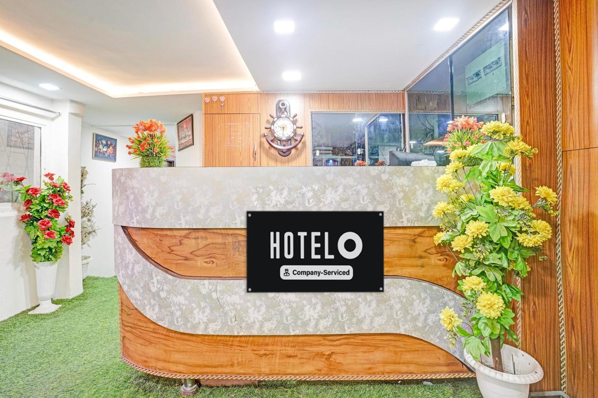 Super Hotel O Navrangpura Cg Road Formerly Hotel Yugraj Ахмедабад Экстерьер фото