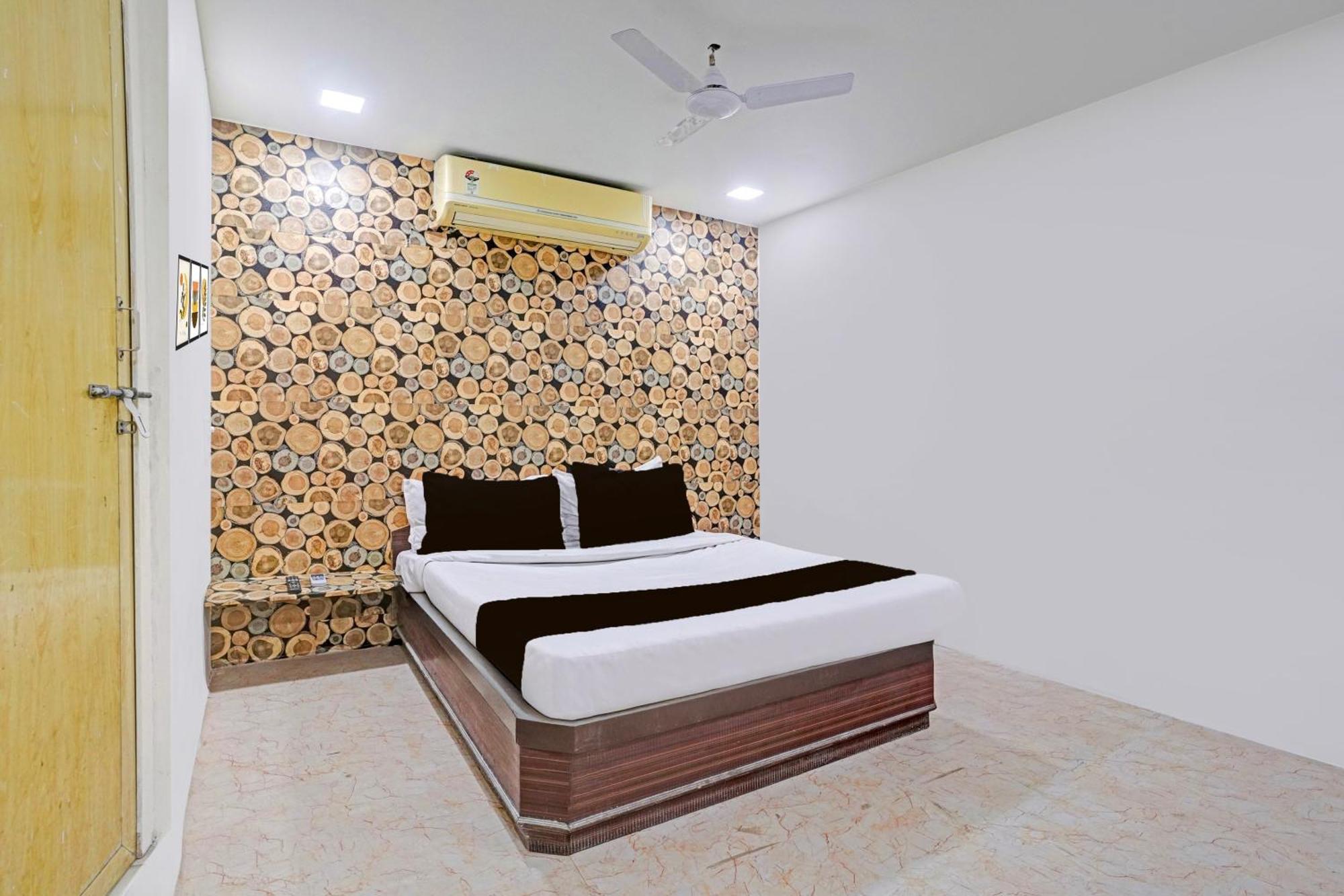 Super Hotel O Navrangpura Cg Road Formerly Hotel Yugraj Ахмедабад Экстерьер фото