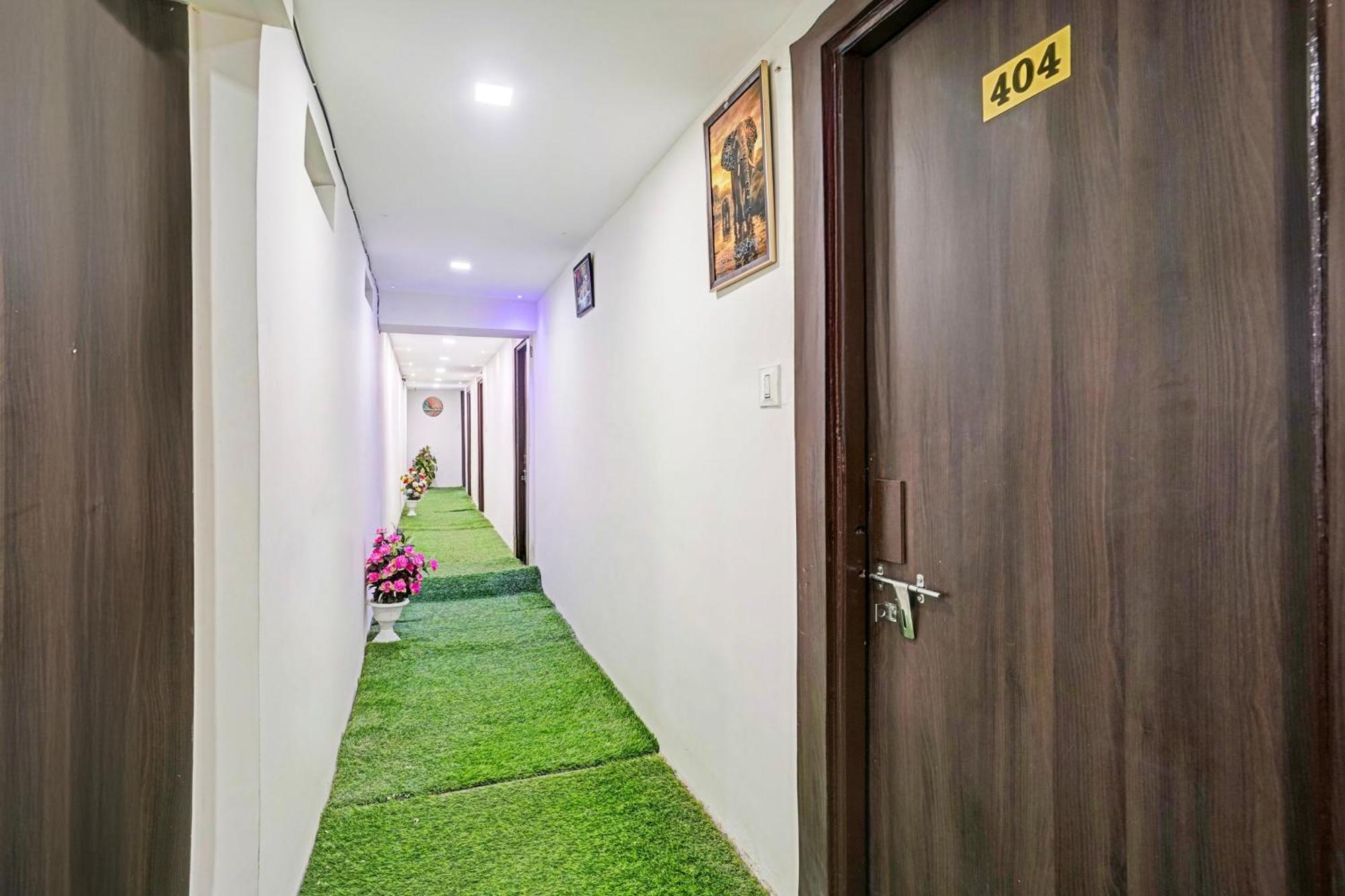 Super Hotel O Navrangpura Cg Road Formerly Hotel Yugraj Ахмедабад Экстерьер фото