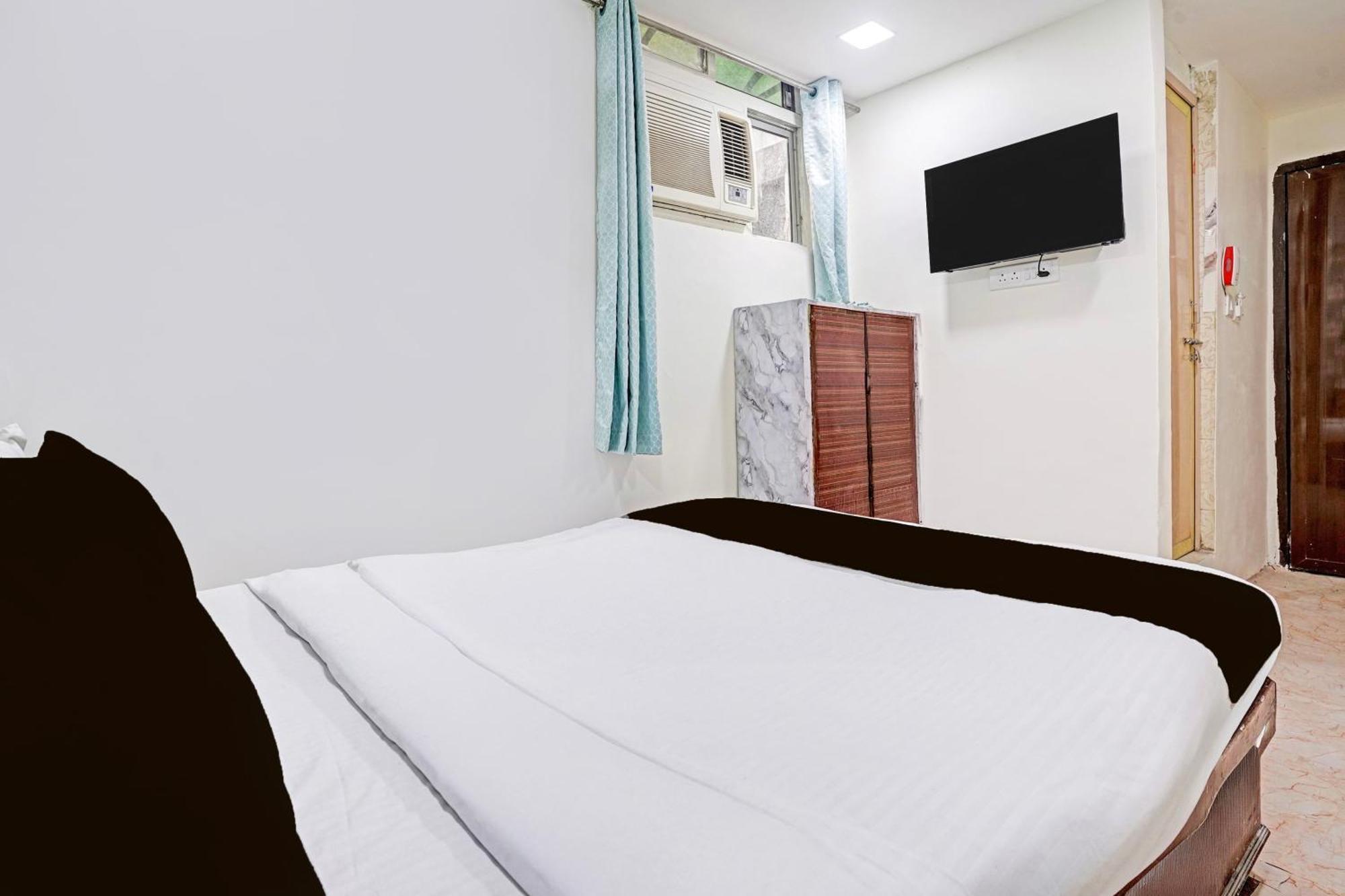 Super Hotel O Navrangpura Cg Road Formerly Hotel Yugraj Ахмедабад Экстерьер фото