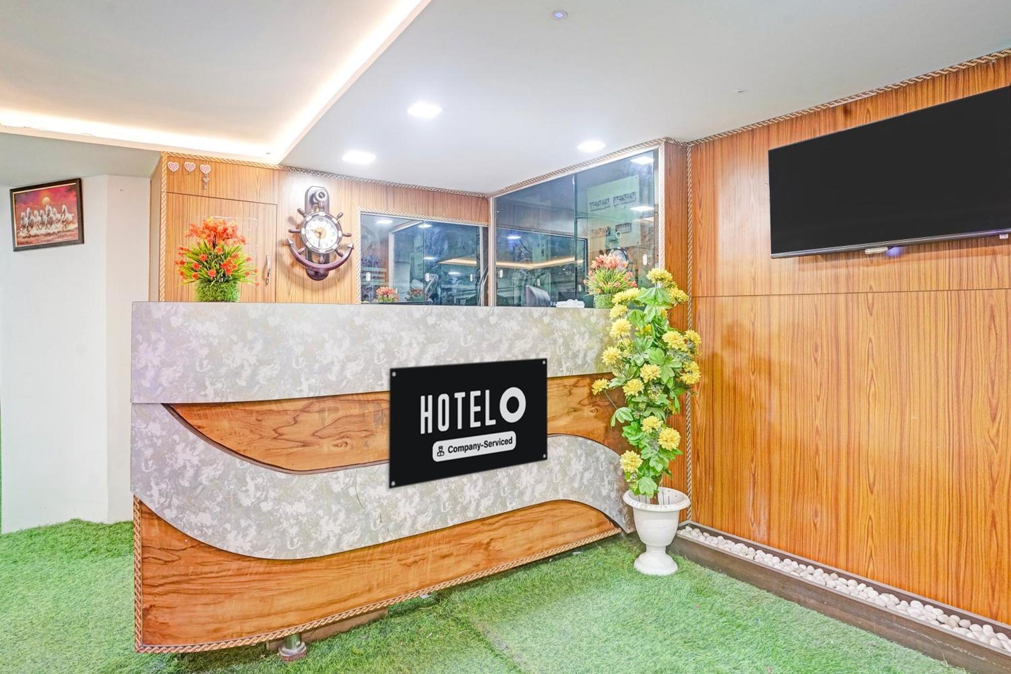 Super Hotel O Navrangpura Cg Road Formerly Hotel Yugraj Ахмедабад Экстерьер фото