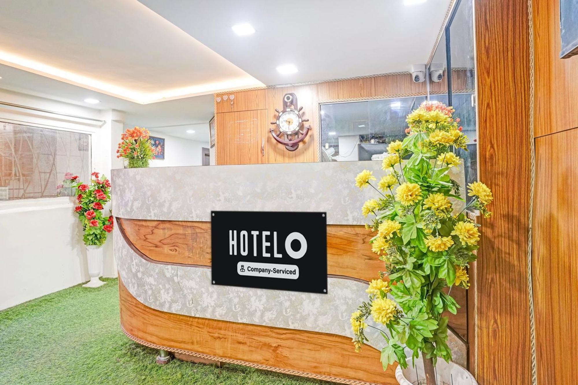 Super Hotel O Navrangpura Cg Road Formerly Hotel Yugraj Ахмедабад Экстерьер фото