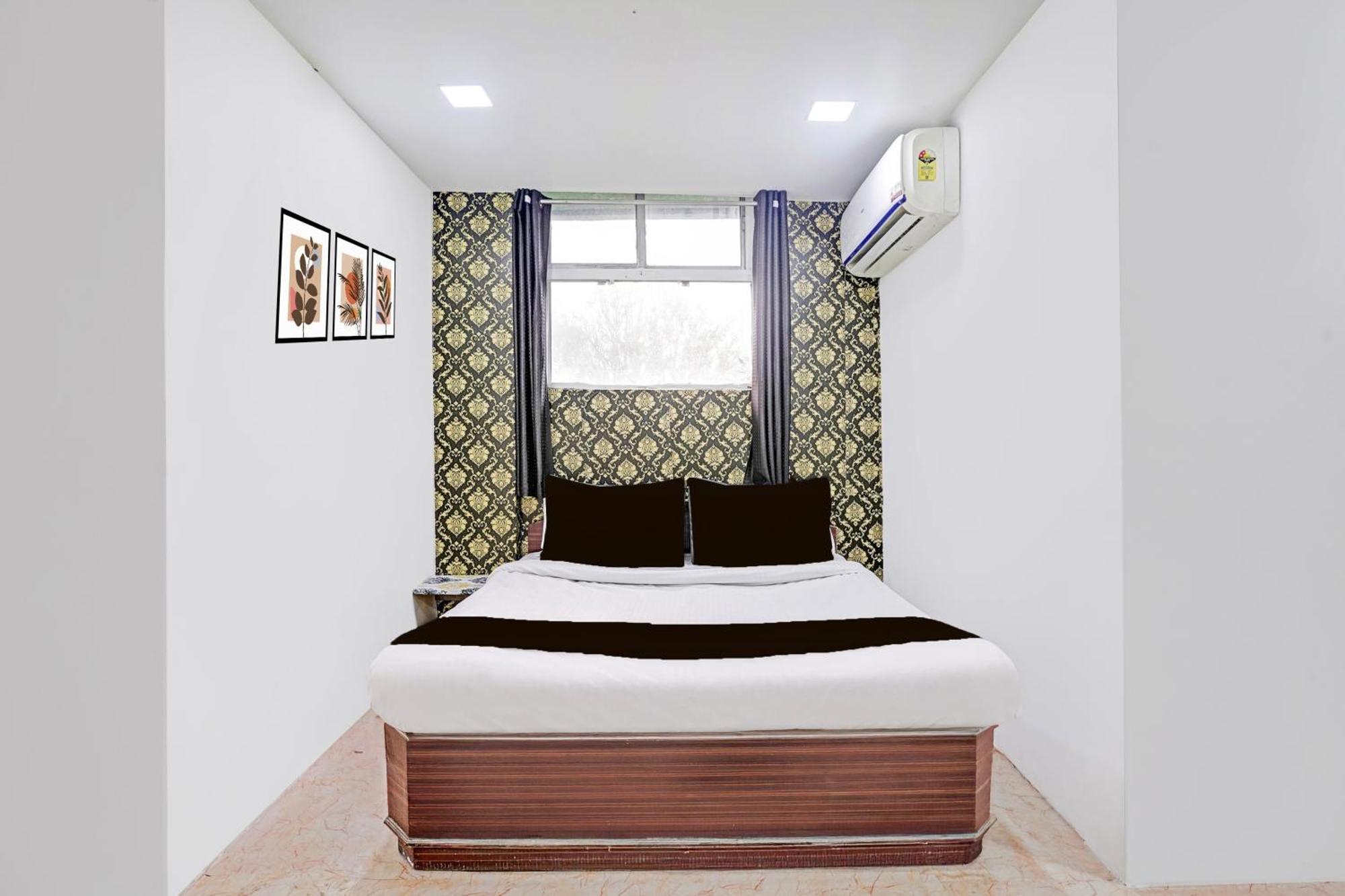 Super Hotel O Navrangpura Cg Road Formerly Hotel Yugraj Ахмедабад Экстерьер фото