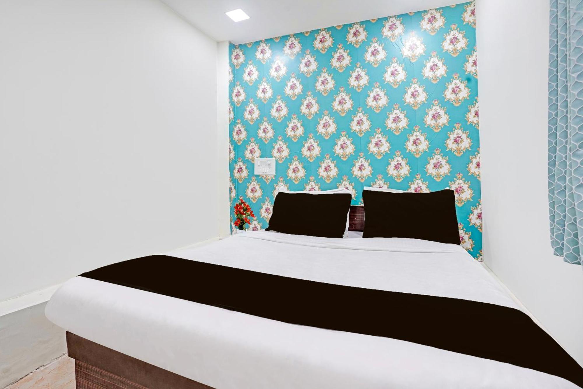 Super Hotel O Navrangpura Cg Road Formerly Hotel Yugraj Ахмедабад Экстерьер фото