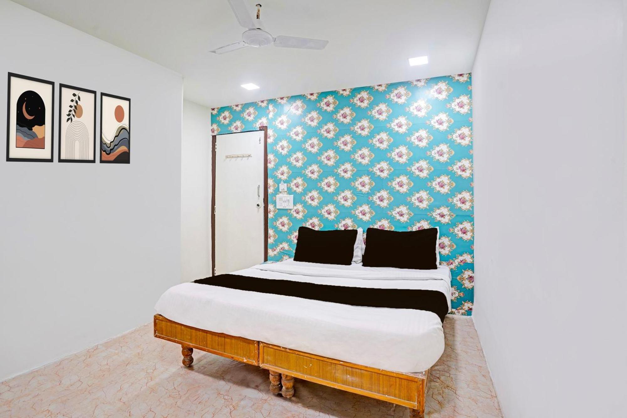Super Hotel O Navrangpura Cg Road Formerly Hotel Yugraj Ахмедабад Экстерьер фото
