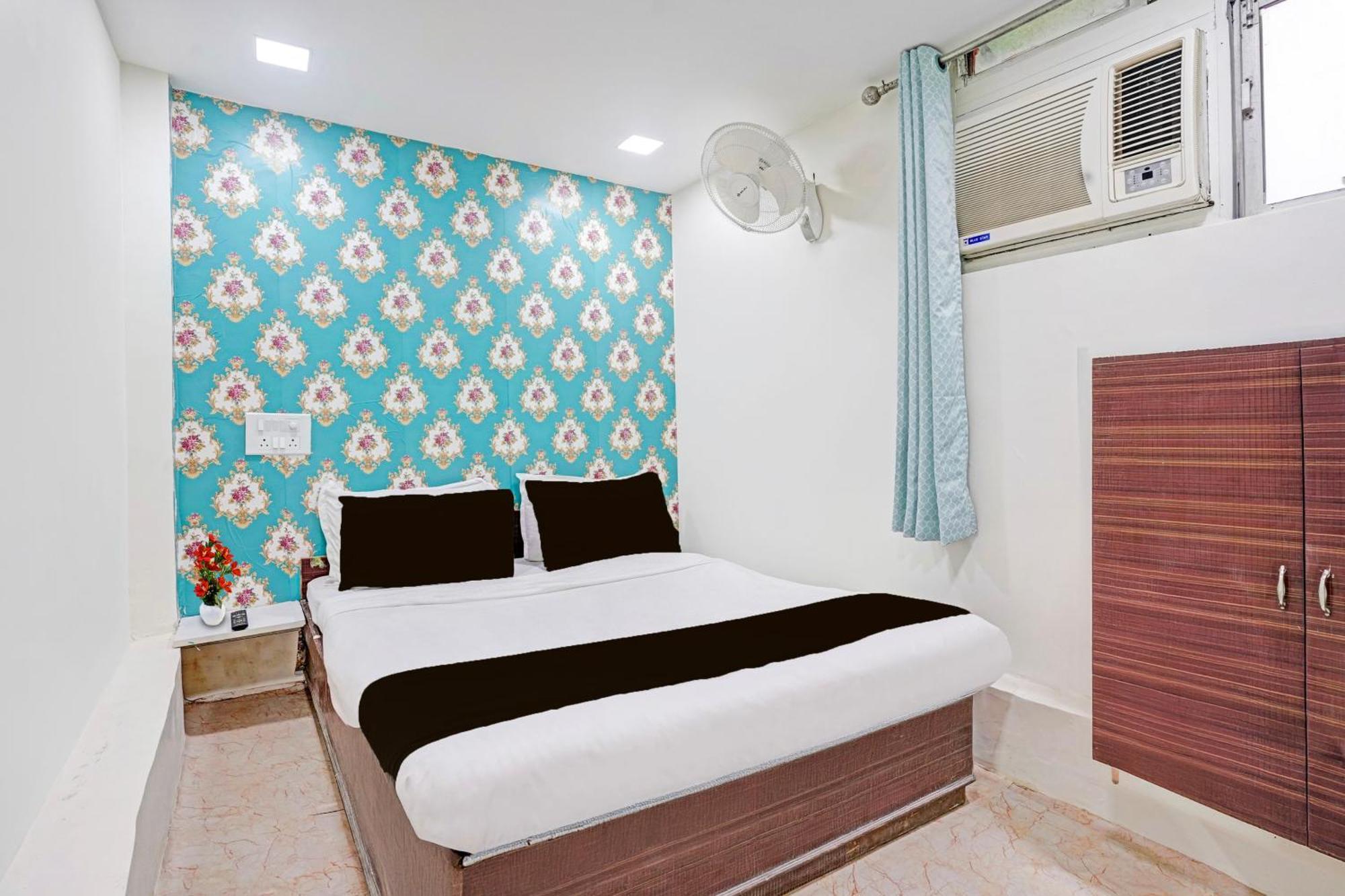 Super Hotel O Navrangpura Cg Road Formerly Hotel Yugraj Ахмедабад Экстерьер фото