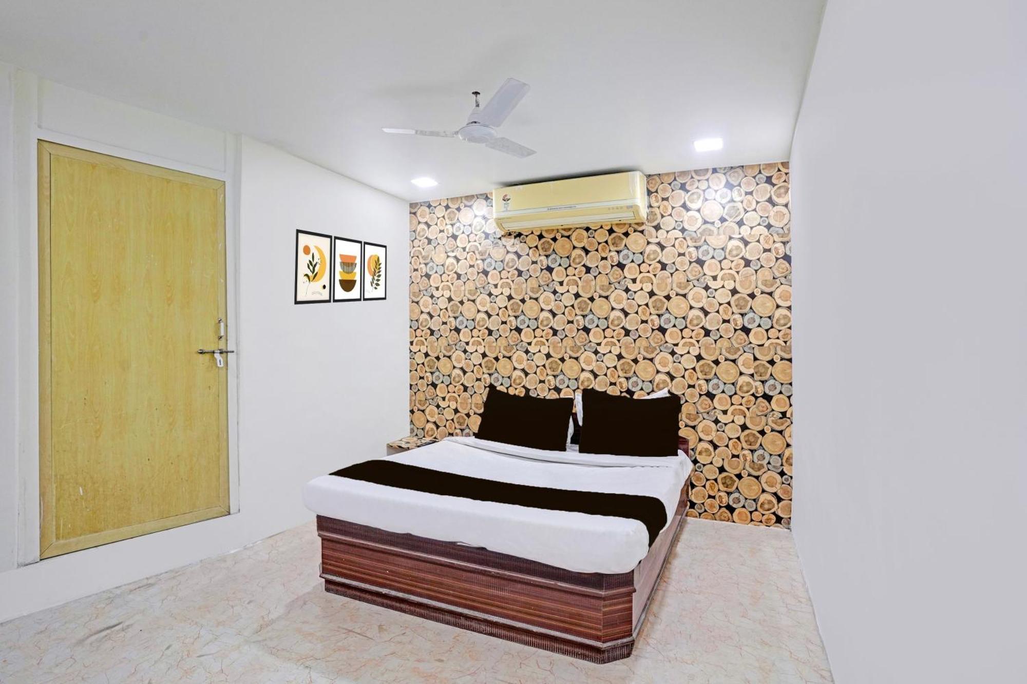 Super Hotel O Navrangpura Cg Road Formerly Hotel Yugraj Ахмедабад Экстерьер фото