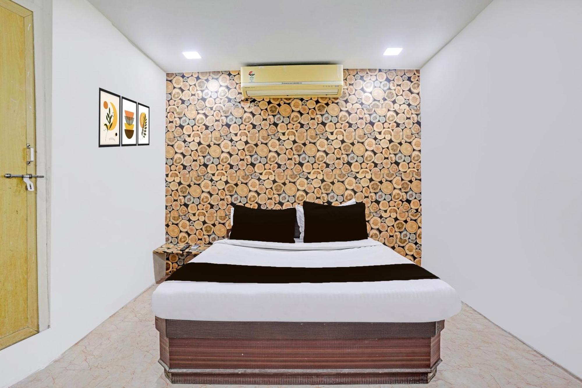 Super Hotel O Navrangpura Cg Road Formerly Hotel Yugraj Ахмедабад Экстерьер фото