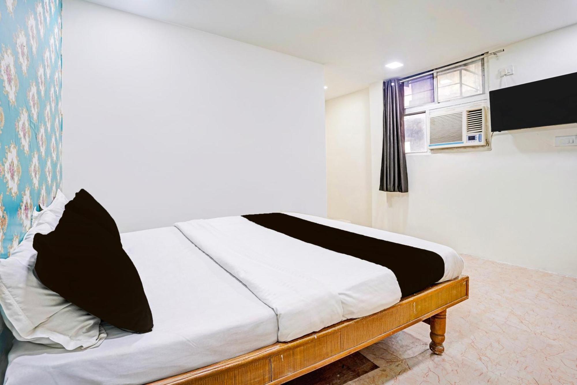 Super Hotel O Navrangpura Cg Road Formerly Hotel Yugraj Ахмедабад Экстерьер фото