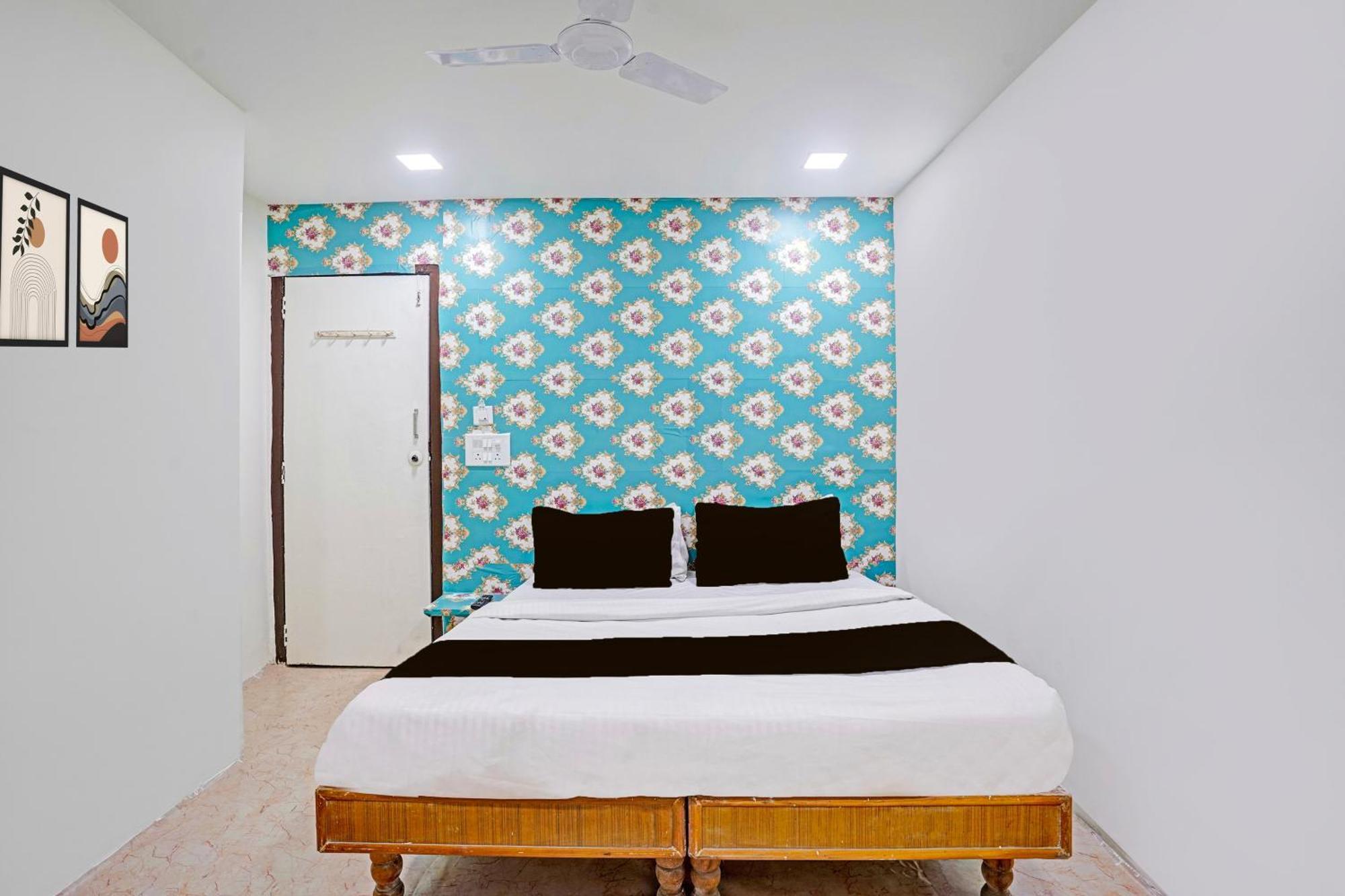 Super Hotel O Navrangpura Cg Road Formerly Hotel Yugraj Ахмедабад Экстерьер фото